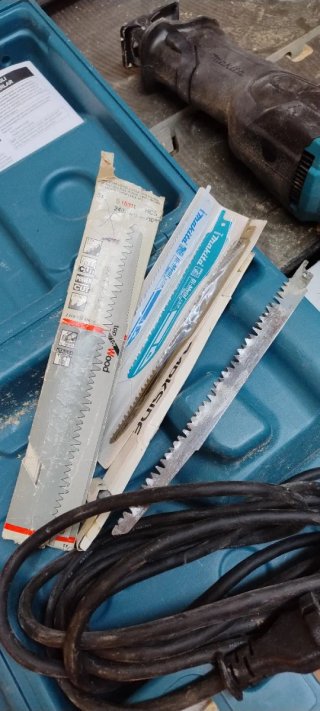 Sierra Recíproca Makita con Maletín y Hojas