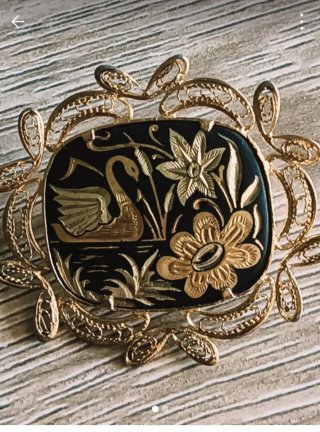 Broche con cisne y flores