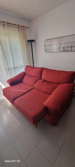Sofá de 2 plazas rojo.