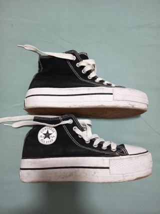 Zapatillas negras con plataforma blanca. Talla 37