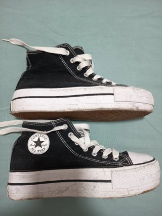 Zapatillas negras con plataforma blanca. Talla 37