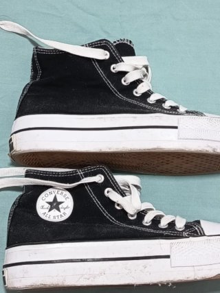 Zapatillas negras con plataforma blanca. Talla 37