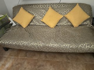 Sofá Árabe 2M - Buen Estado con almohadas