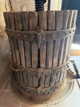 Prensa de vino antigua de madera