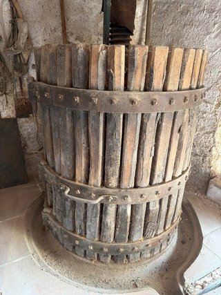 Prensa de vino antigua de madera