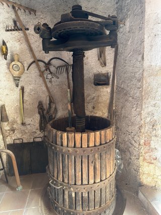 Prensa de vino antigua de madera