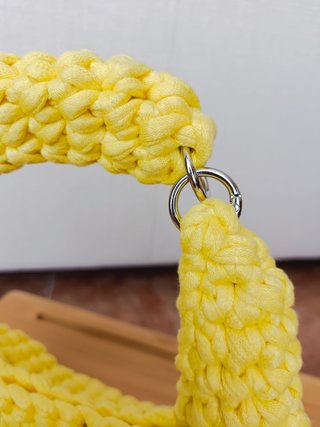 Bolso Ganchillo Amarillo con Colgante