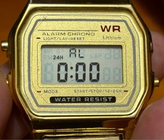 Reloj Digital Dorado Retro - Estilo Casio - NUEVO
