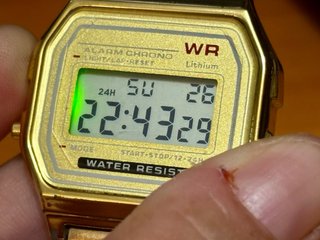 Reloj Digital Dorado Retro - Estilo Casio - NUEVO