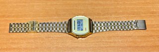 Reloj Digital Dorado Retro - Estilo Casio - NUEVO