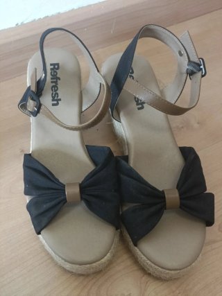 Sandalias Refresh cuña lazo negro y marrón