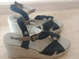 Sandalias Refresh cuña lazo negro y marrón