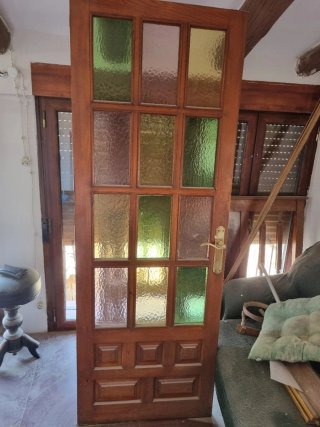 Puerta de madera con cristales de colores