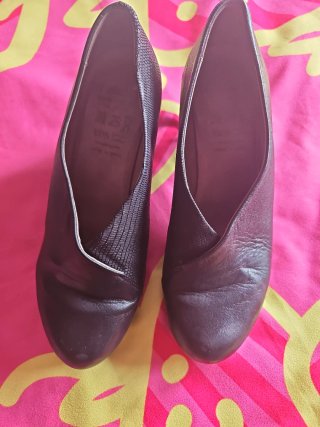 Zapatos de piel. tacón grueso descanso