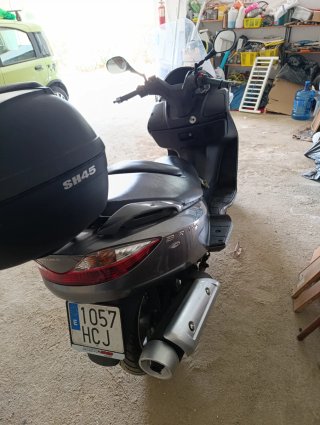 Suzuki 200cc Scooter Gris