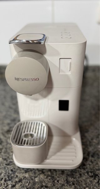 Cafetera Nespresso con espumador