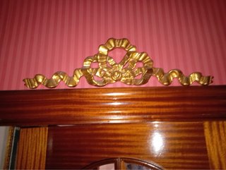 Sobrepuerta decorativa dorada