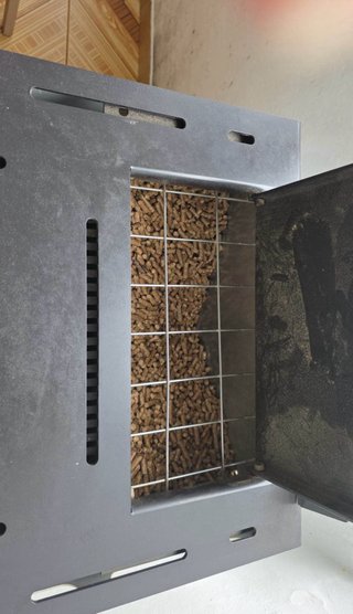 Estufa de pellets blanca y negra