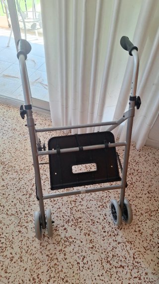 Andador adulto plegable con asiento