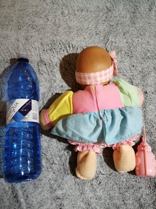 Muñeca Famosa cuerpo blandito con biberón Años 90