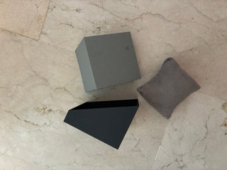 Caja de reloj Guess negra y gris