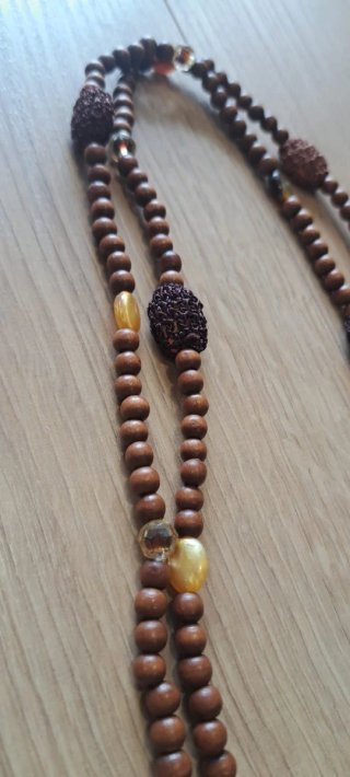 Collar de madera con cuentas