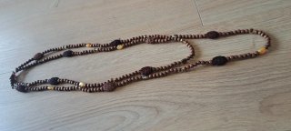 Collar de madera con cuentas