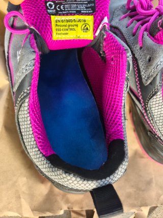 Zapatos de seguridad grises y rosas