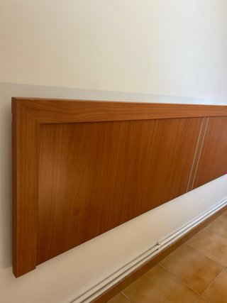 Cabecero de madera marrón