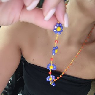 Collana con fiori blu e perline arancioni
