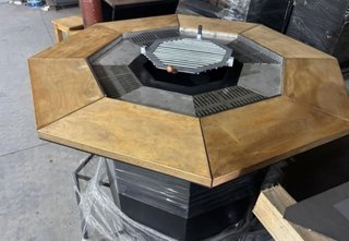 Barbacoa de exterior con mesa y sillas