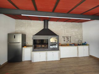Barbacoa de exterior con mesa y sillas