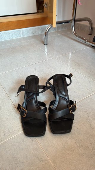 Tacones negros Primark con detalle dorado