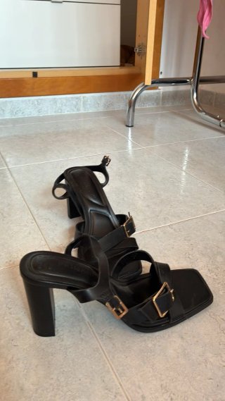 Tacones negros Primark con detalle dorado