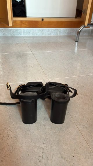 Tacones negros Primark con detalle dorado