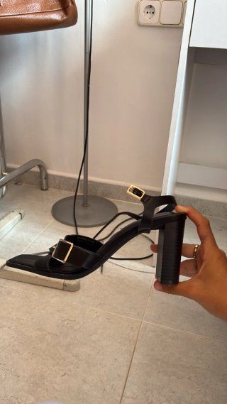 Tacones negros Primark con detalle dorado