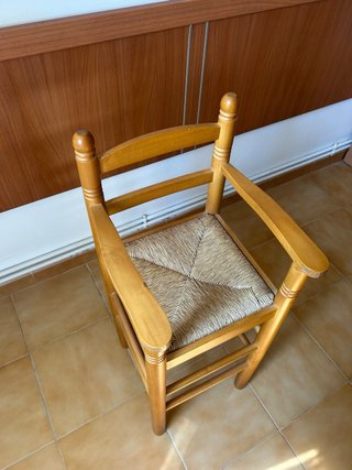 Trona de madera con asiento de esparto