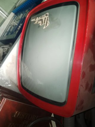 Televisor Vintage Rojo y Gris