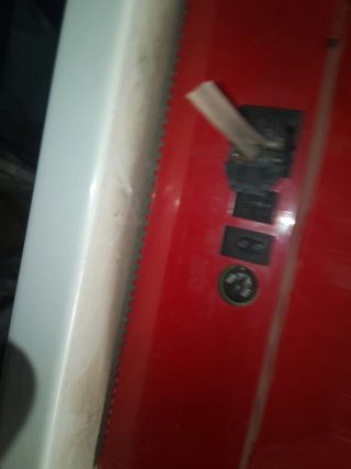 Televisor Vintage Rojo y Gris