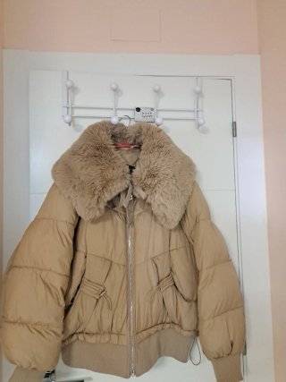 Bomber beige con cuello de pelo