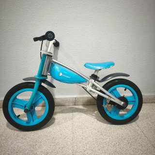 Bicicleta de equilibrio azul