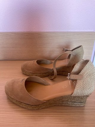 Sandalias cuña Shiny beige