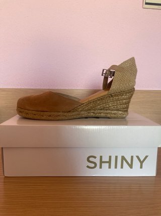 Sandalias cuña Shiny beige