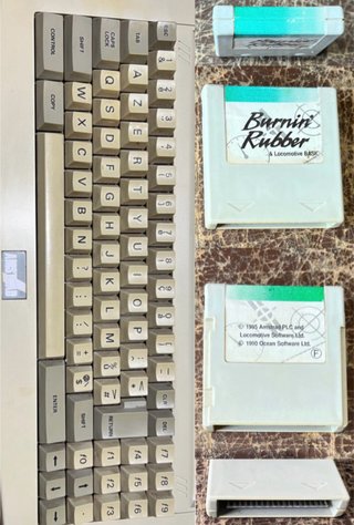 Amstrad CPC 6128 Plus + Mando + Burnin’ Rubber