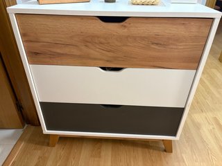 Cómoda de madera con 3 cajones