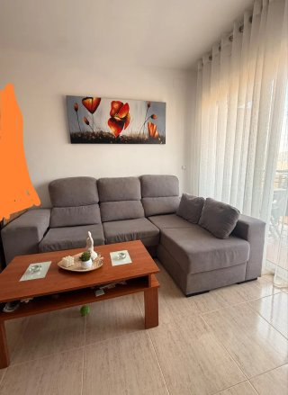 Sofá cheslong, mesa baja y cuadro