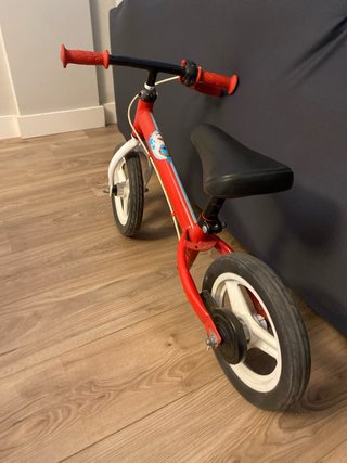 Bicicleta de equilibrio roja