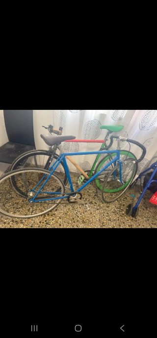 Bicicleta de carreras azul bici berde las dos