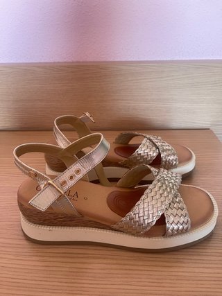 Sandalias Carmela doradas y plateadas talla 40