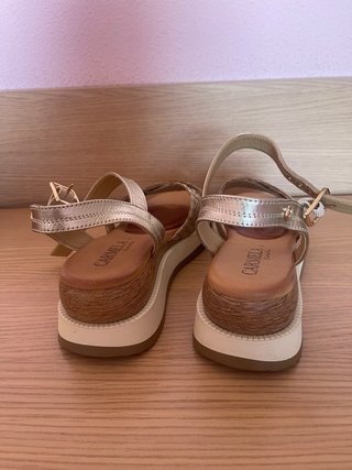 Sandalias Carmela doradas y plateadas talla 40